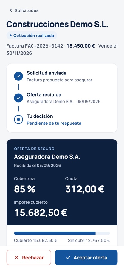 La oferta de la aseguradora en el móvil, con datos de ejemplo: cobertura del 85 %, cuota de 312 € y los botones para aceptarla o rechazarla